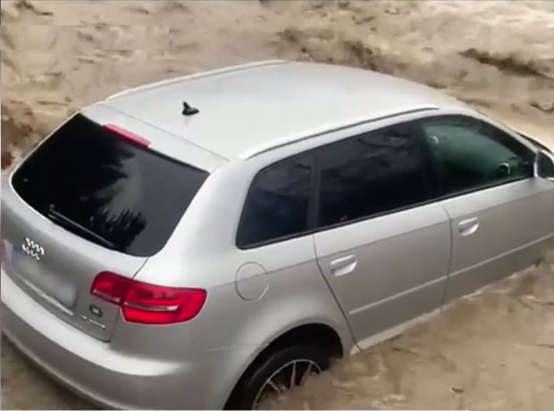 Într-o localitate din Argeș conducătorii auto sunt nevoiți să traverseze cu mașina prin albia unui râu