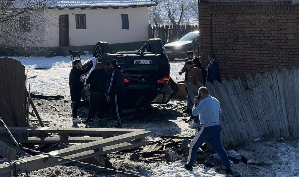 Accident grav în Argeș, mașină răsturnată