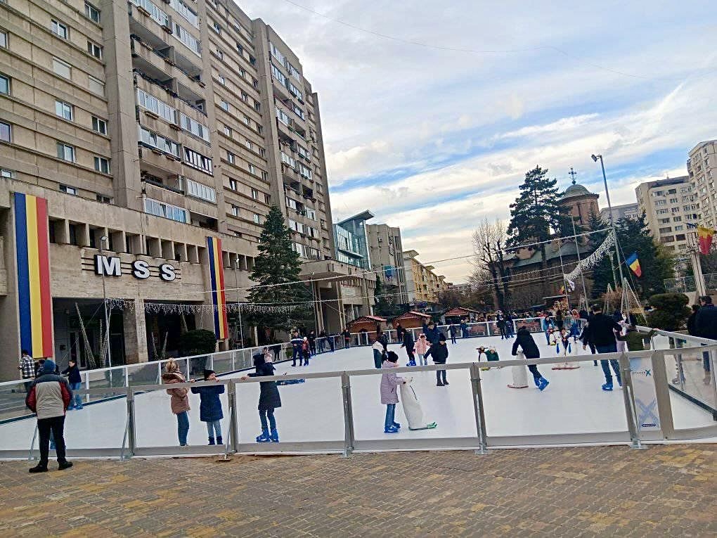 Până când rămâne deschis patinoarul ecologic instalat în Piața “Vasile Milea” din Pitești