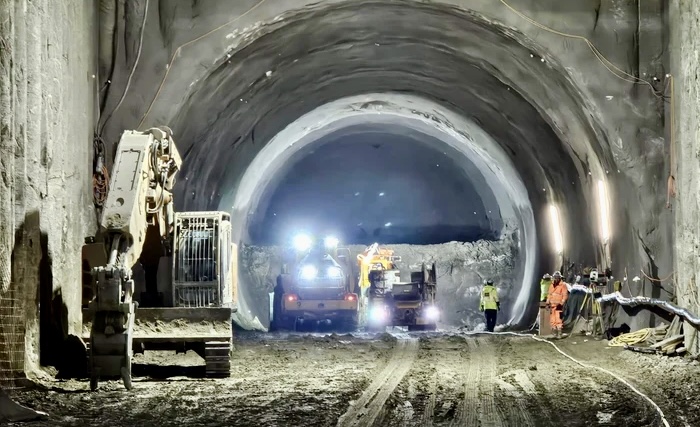 Primul tunel săpat în stâncă de pe o autostradă din România este în Argeș