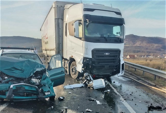 Accident între un autoturism și un tir în Argeș