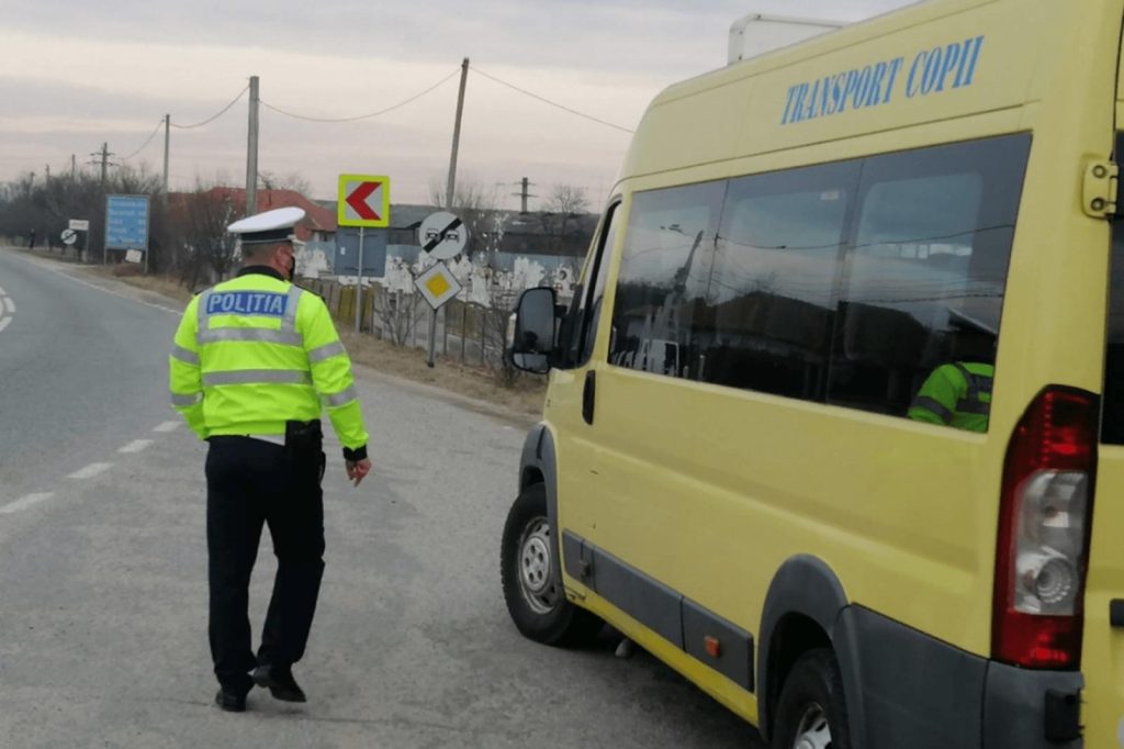 Scandal într-un autobuz școlar din Argeș. Minor dat afară și părinți sancționați