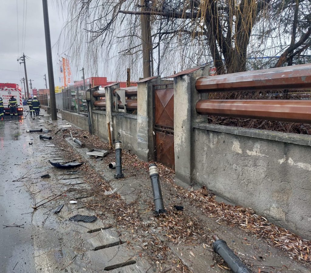 Bascov. Trafic blocat, după ce un autoturism a fost proiectat într-o țeavă de gaze