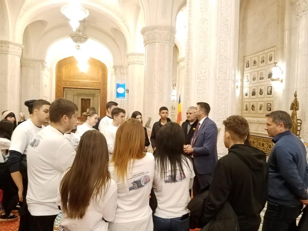 Tinerii din Costești în dialog deschis cu Deputatul Nicolae Georgescu la Palatul Parlamentului