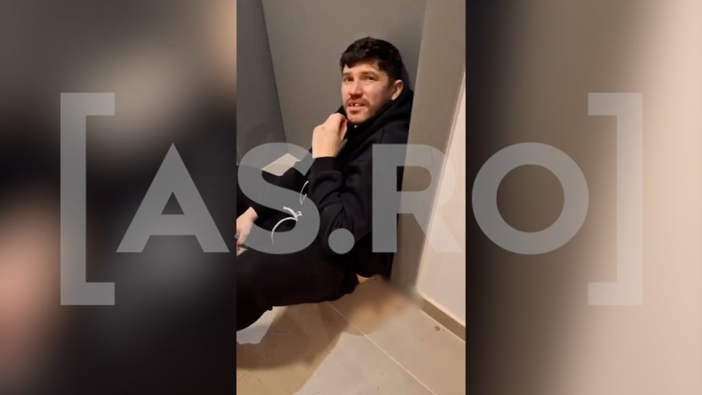 Cristi Tănase, filmat pe jos în fața unei uși, fără doi dinţi în gură