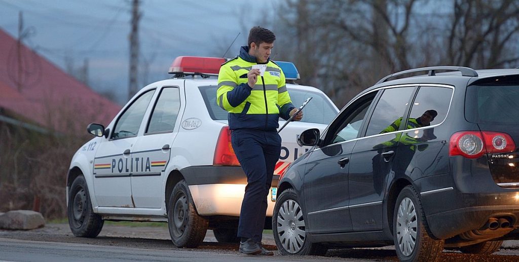 Șofer prins în Argeș cu mașina radiată și numere străine
