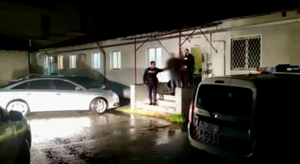 Doi bărbați din Argeș reținuți după ce și-au agresat concubinele