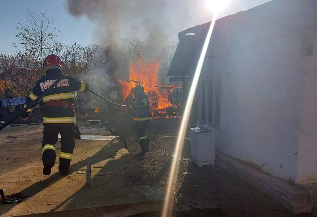 Incendiu în Argeș, bărbat cu arsuri