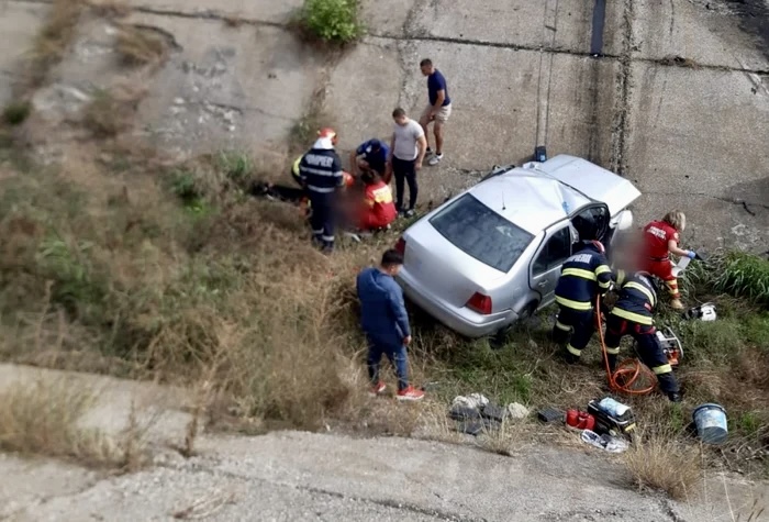 Accident în Argeș. A căzut cu mașina în canal