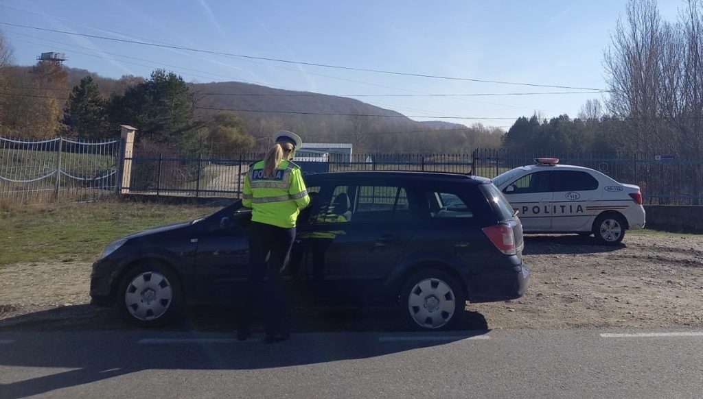 Șofer din Pitești, prins conducând fără drept și cu număr fals