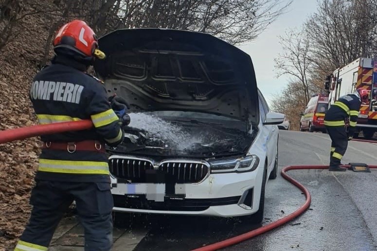 Incendiu izbucnit la un autoturism în Argeș