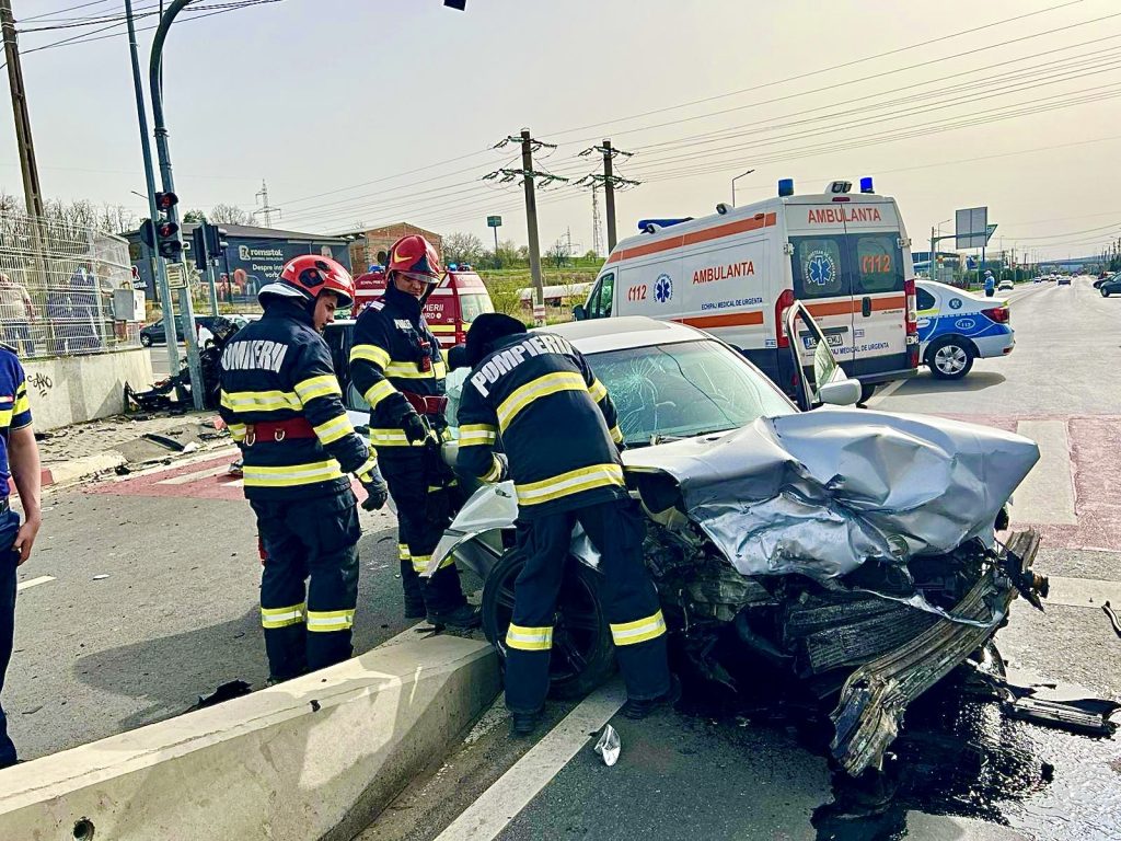 Două persoane rănite într-un accident la Mioveni