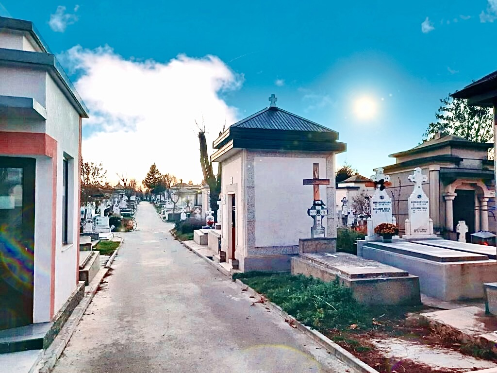 Cavou de lux într-un cimitir din Pitești. A costat 100.000 de euro