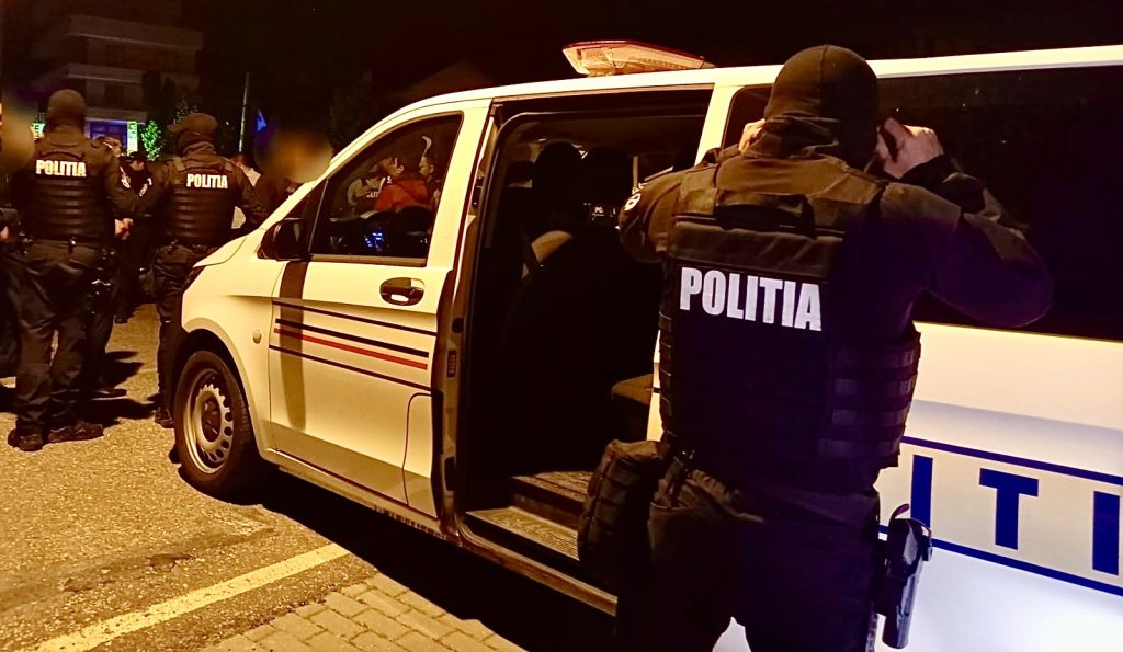 Un tânăr de 23 ani a terorizat mai mulți oameni în Pitești