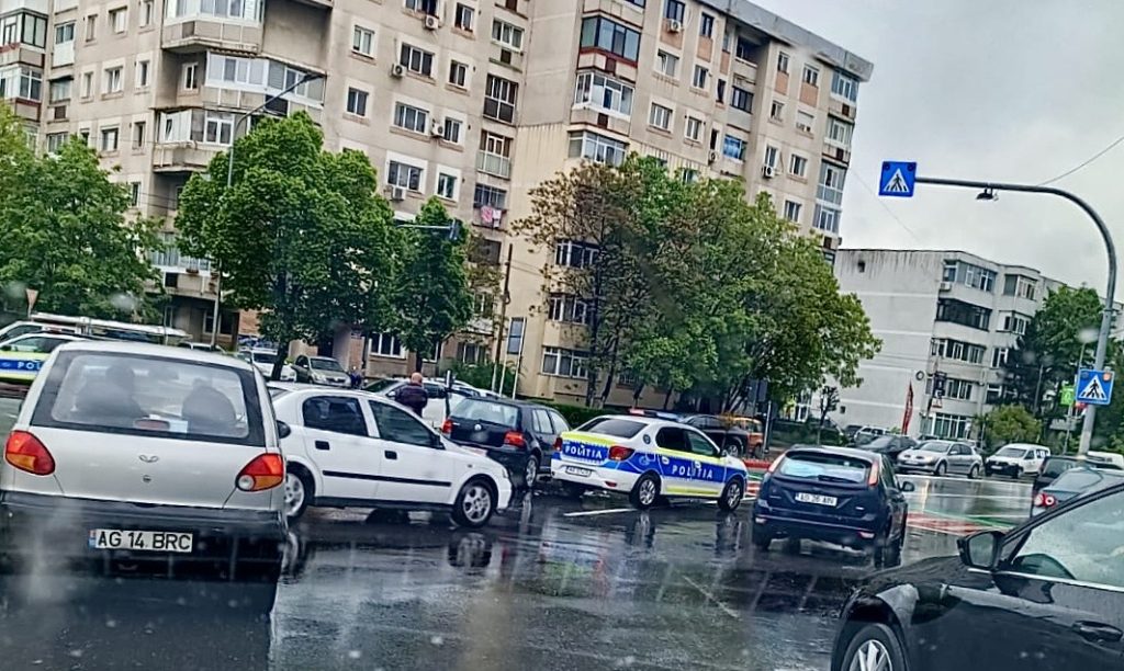Tamponare cu mașina Poliției în Pitești