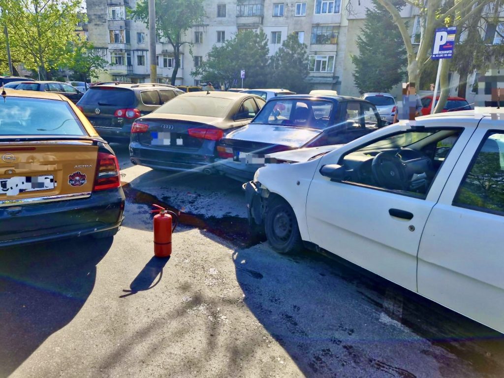 Accident cu cinci mașini în Pitești. O victimă - pieton