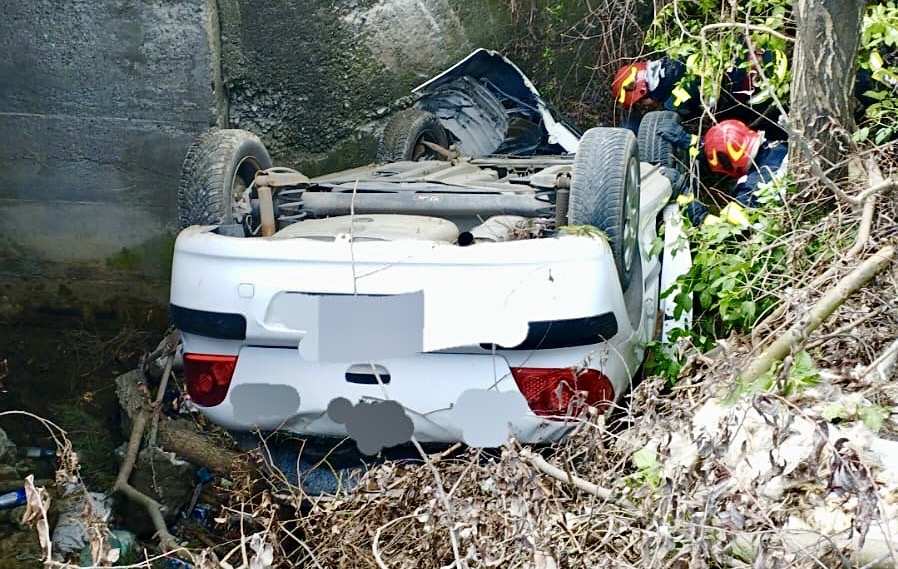 Mașină răsturnată pe plafon în Argeș