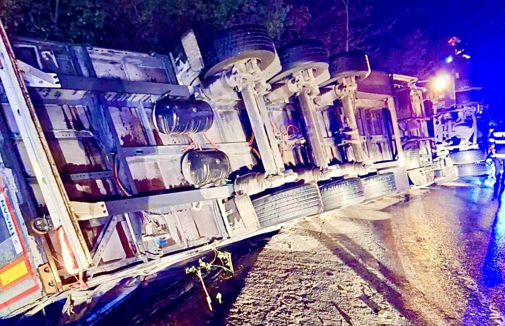 Un cap tractor cu remorcă s-a răsturnat noaptea trecută în Argeș