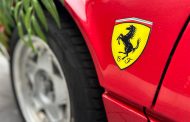 Argeș: Furia roșie! Supercar Ferrari la intrarea într-un hipermarket
