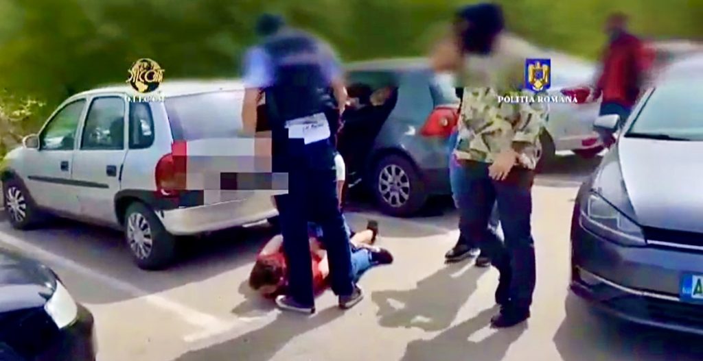 Un bărbat a fost pus la pământ și încătușat pe o stradă din Pitești