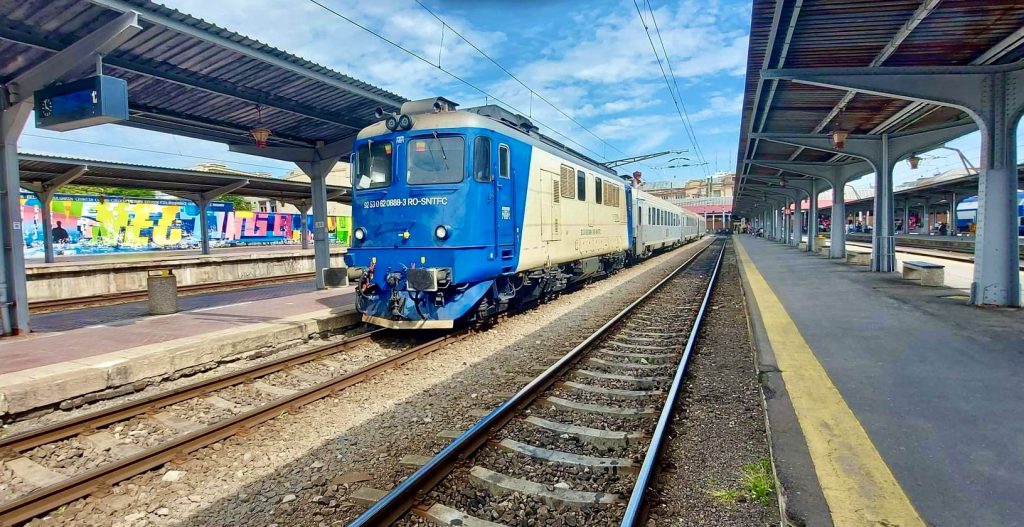 Un tren care venea de la Pitești a avut o întârziere de 310 minute