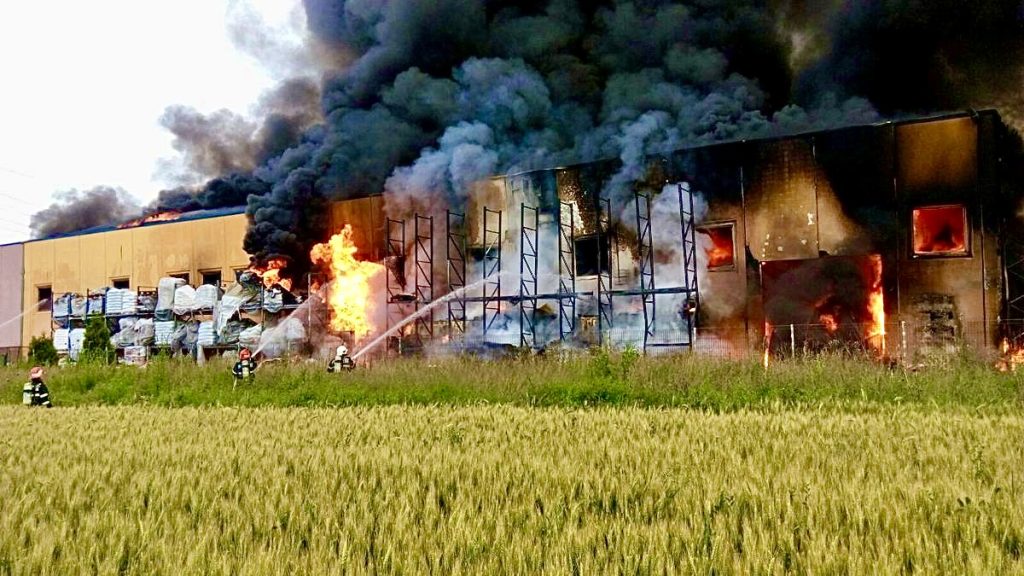 O fabrică din județul Argeș a luat foc
