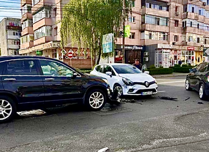 Două autoturisme implicate într-un accident în Pitești