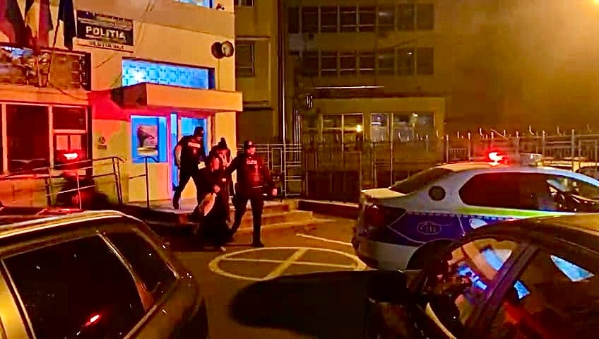 O “trupă” de 3 hoațe și-au bătut joc de un bărbat în Pitești