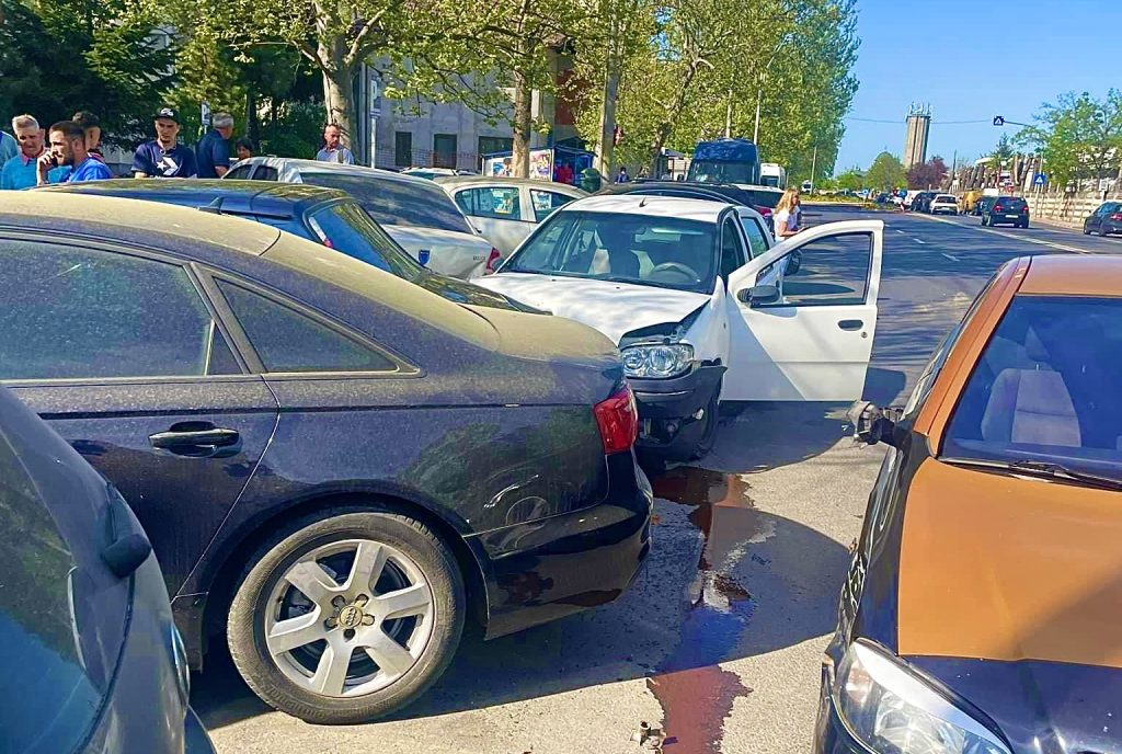 Accident cu cinci mașini în Pitești. O victimă - pieton