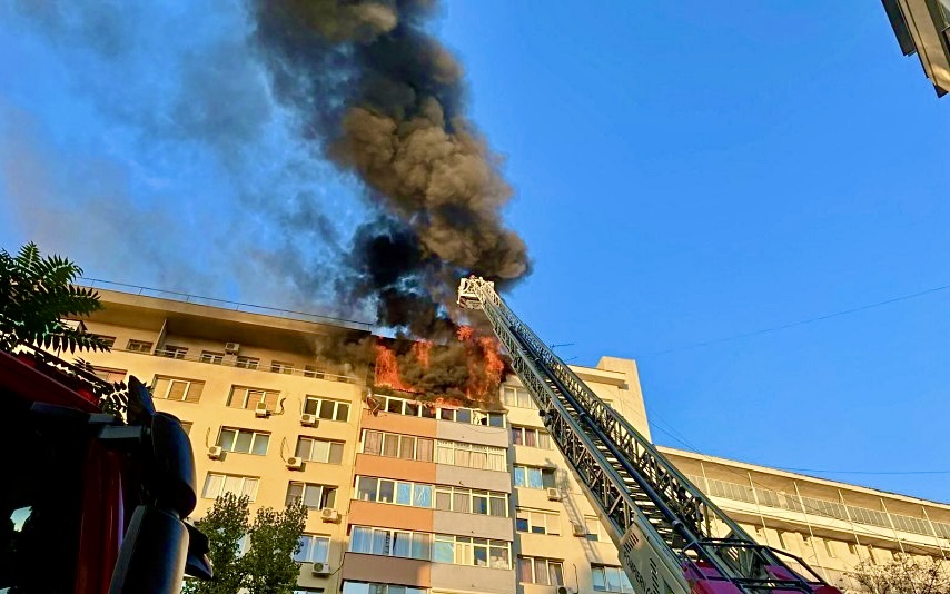 Incendiu izbucnit într-un bloc din Pitești