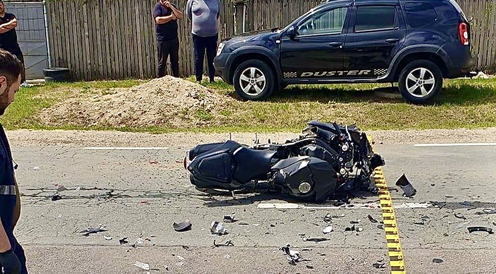 Accident cu o motocicletă și o mașină implicate la Buzoești