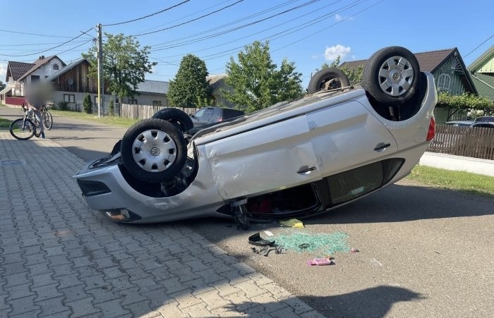 Două accidente în același timp în județul Argeș. Mașină răsturnată
