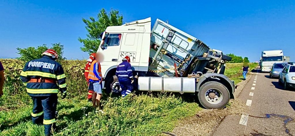 Accident între un autotren și un autoturism în Argeș