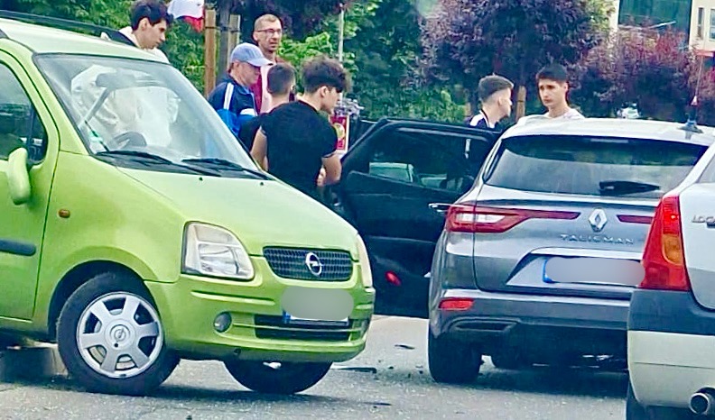 Accident cu două mașini acum pe Calea București