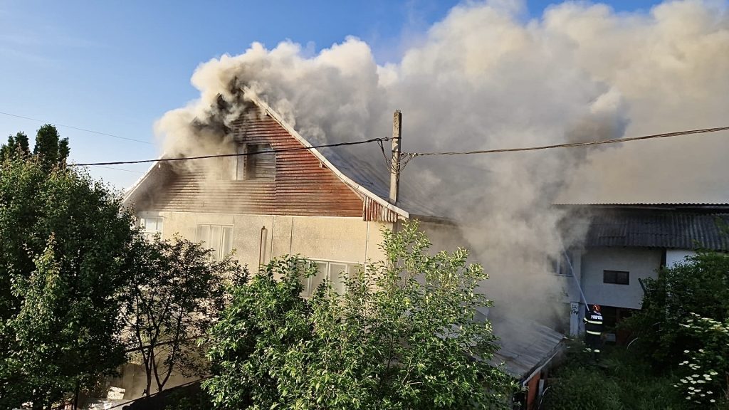Incendiu izbucnit la o casă din Argeș