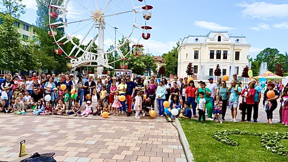 Sute de copii au sărbătorit 1 Iunie în Piața Primăriei Pitești