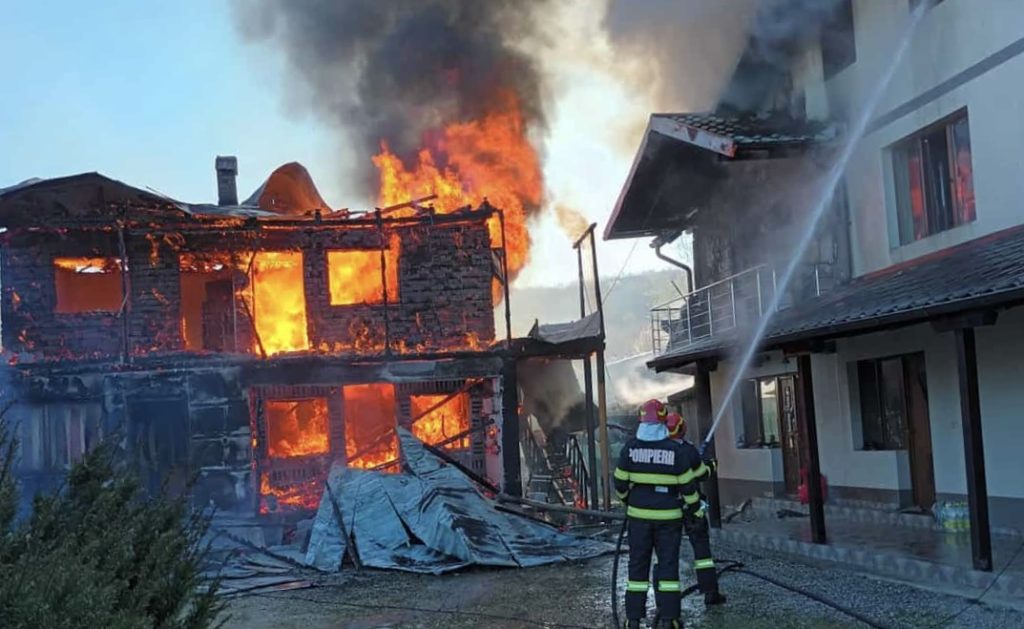Incendiu în Argeș. Pompierii intervin de urgență