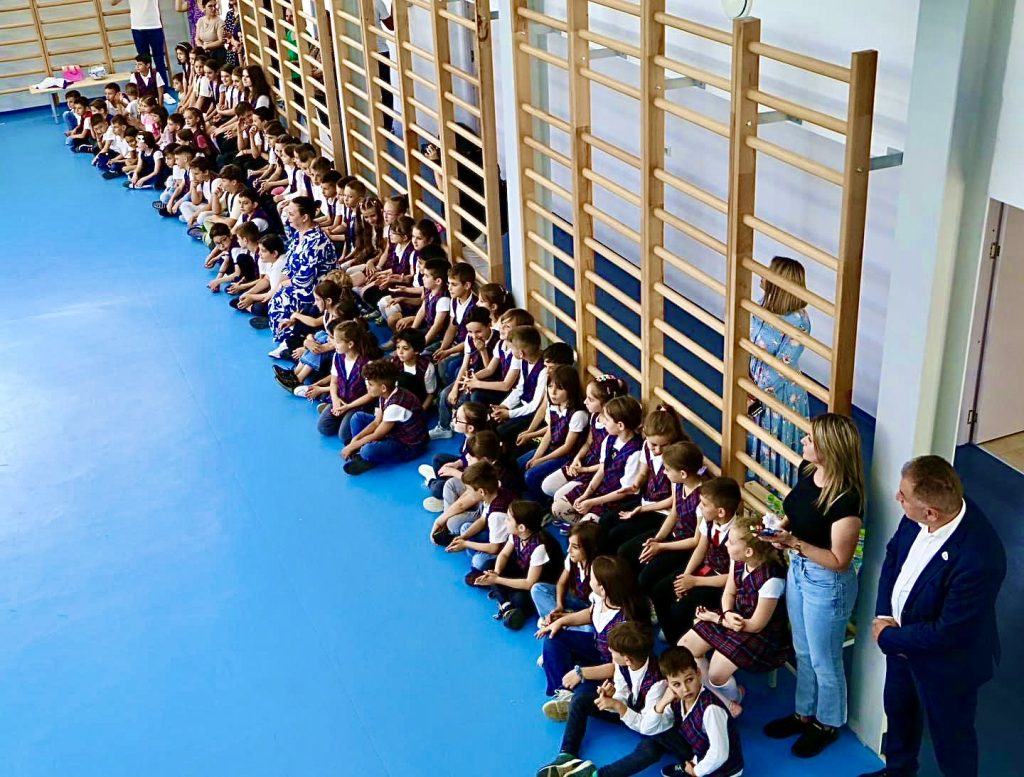 O nouă sală de educație fizică școlară a fost deschisă la Pitești