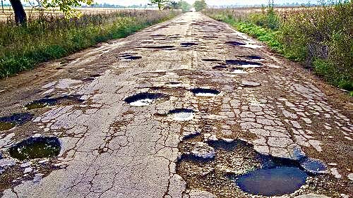 Trei drumuri județene ale “gropilor” din Argeș vor fi asfaltate