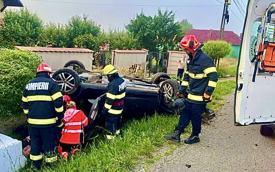 Mașină răsturnată într-o comună din Argeș