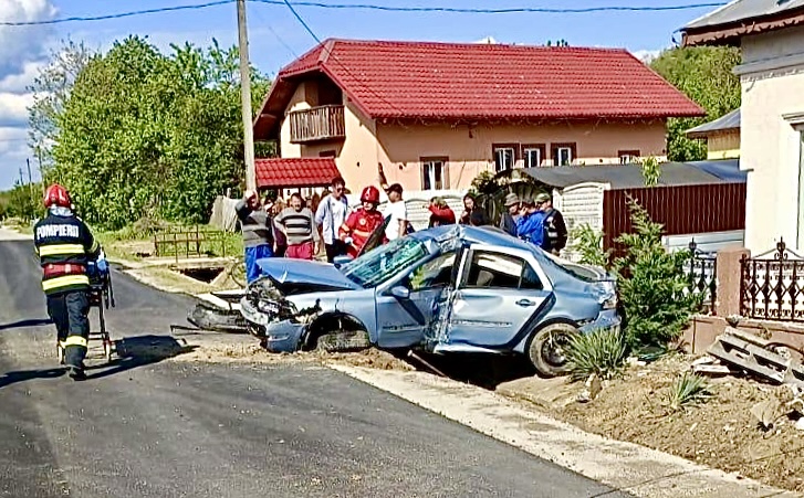 O mașină a intrat în stâlp într-o comună din Argeș