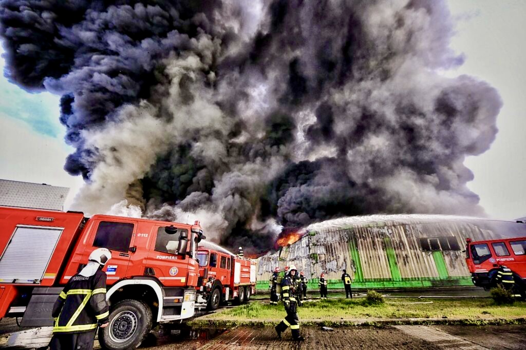 Incendiu grav în Argeș. O clădire a luat foc