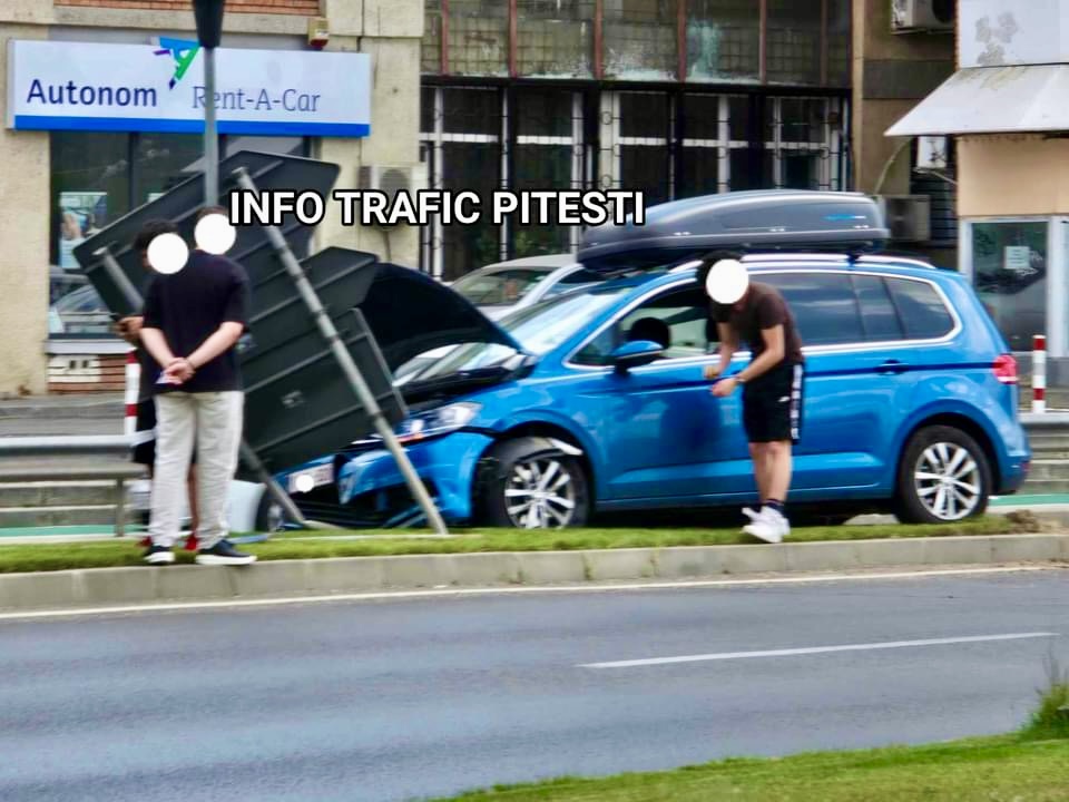 Accident bizar în Pitești. A intrat cu mașina în indicatoare