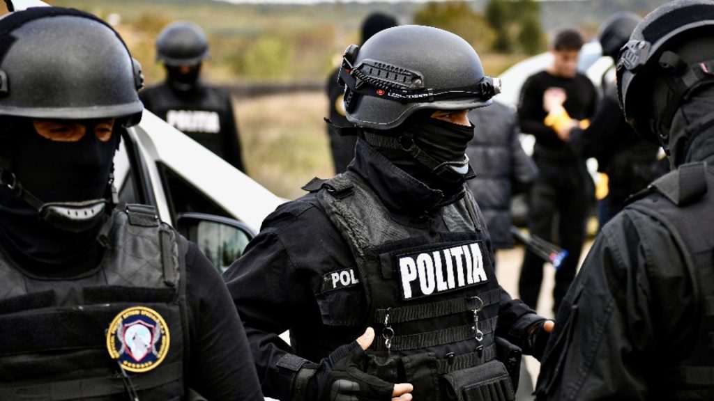 Percheziții în două localități din Argeș. 14 persoane luate pe sus