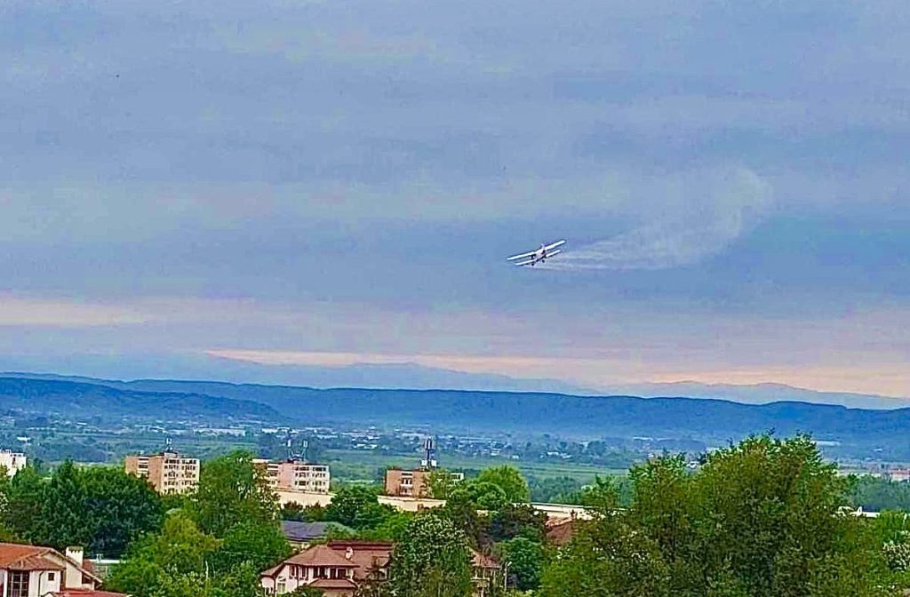 Aeronavă deasupra unei comune de lângă Pitești