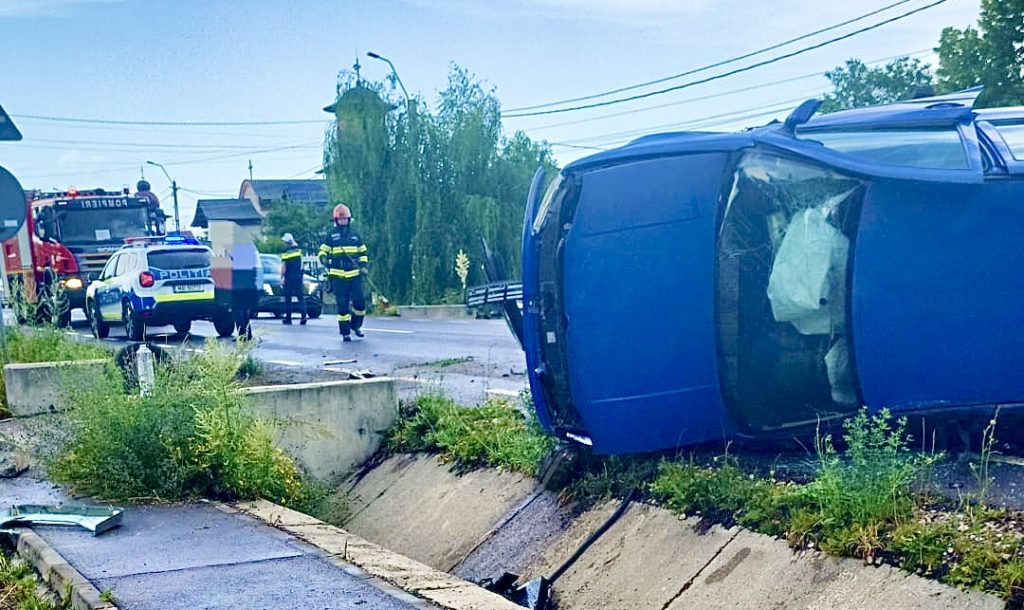 Mașină răsturnată în Argeș după ce a lovit un cap de pod