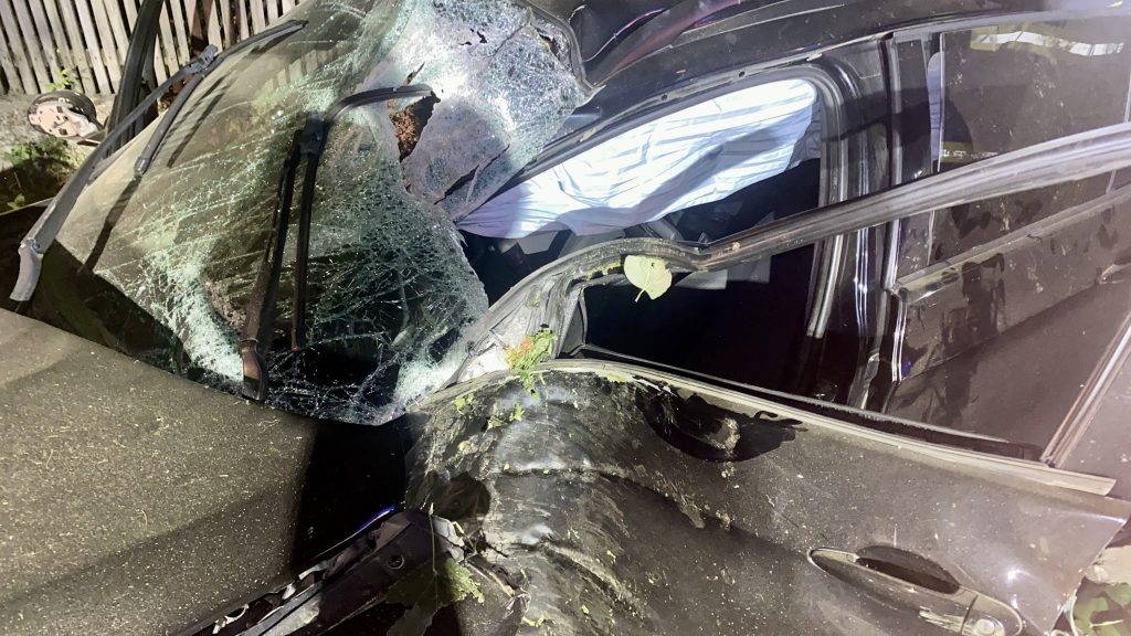 Accident grav noaptea trecută în Argeș. Mașina, daună totală