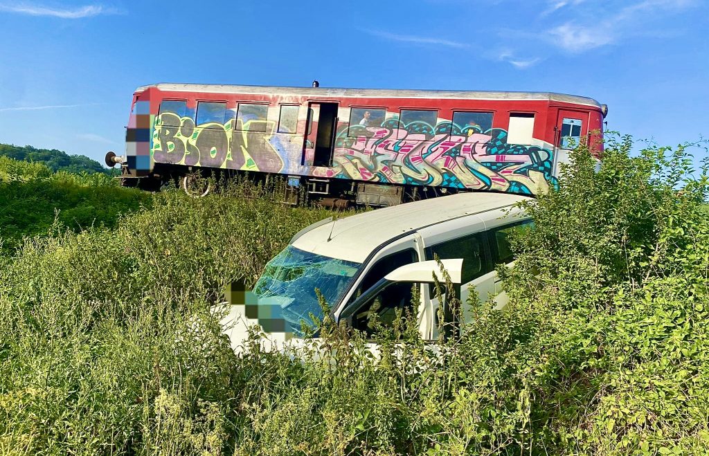 Accident grav în Argeș. Un tren a lovit o mașină