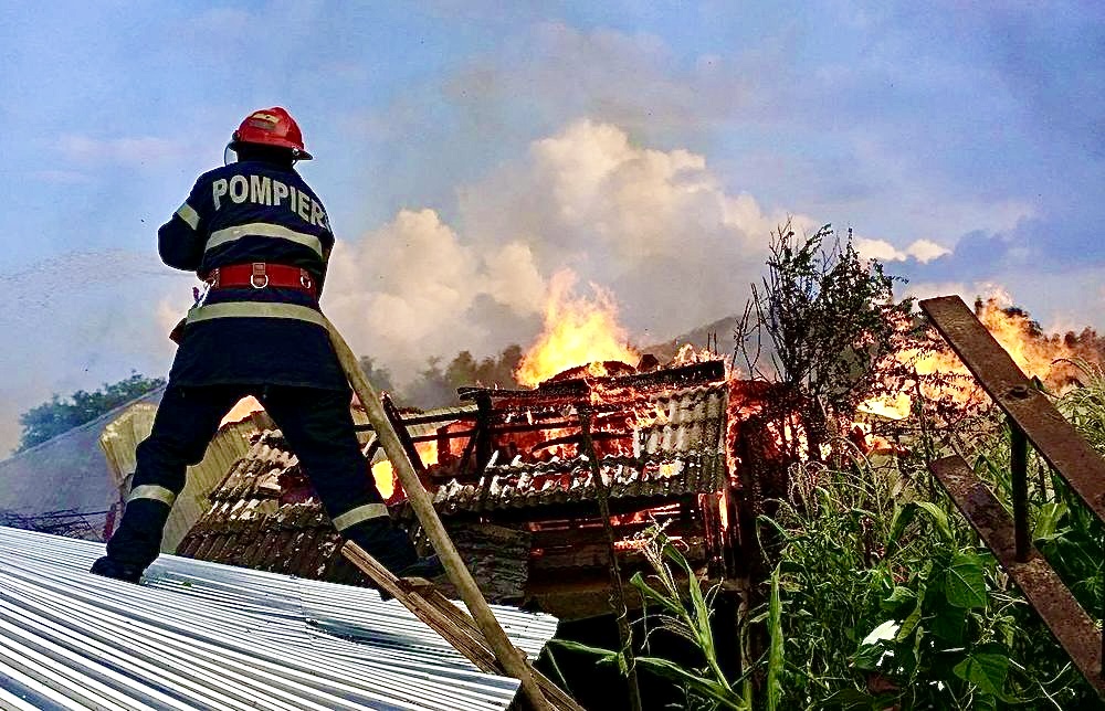 Incendiu puternic în județul Argeș. O persoană este rănită