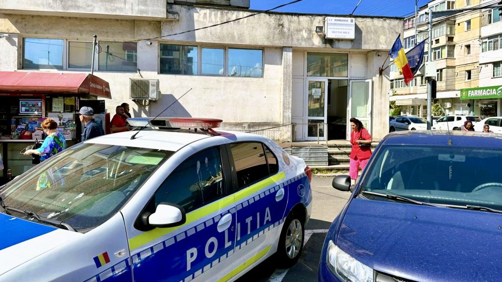 O femeie a făcut prăpăd în Pitești. A aruncat cu sticle în mașini